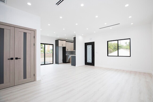 Building Photo - 950 Cornell Dr