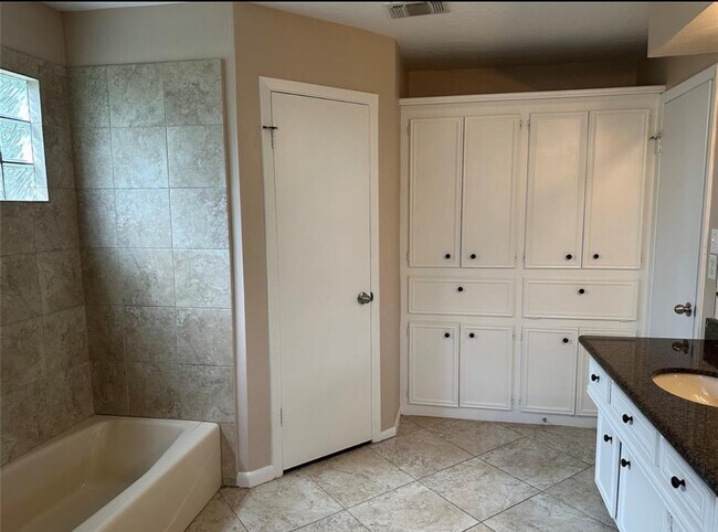 Foto del edificio - 17406 Spicewood Springs Ln