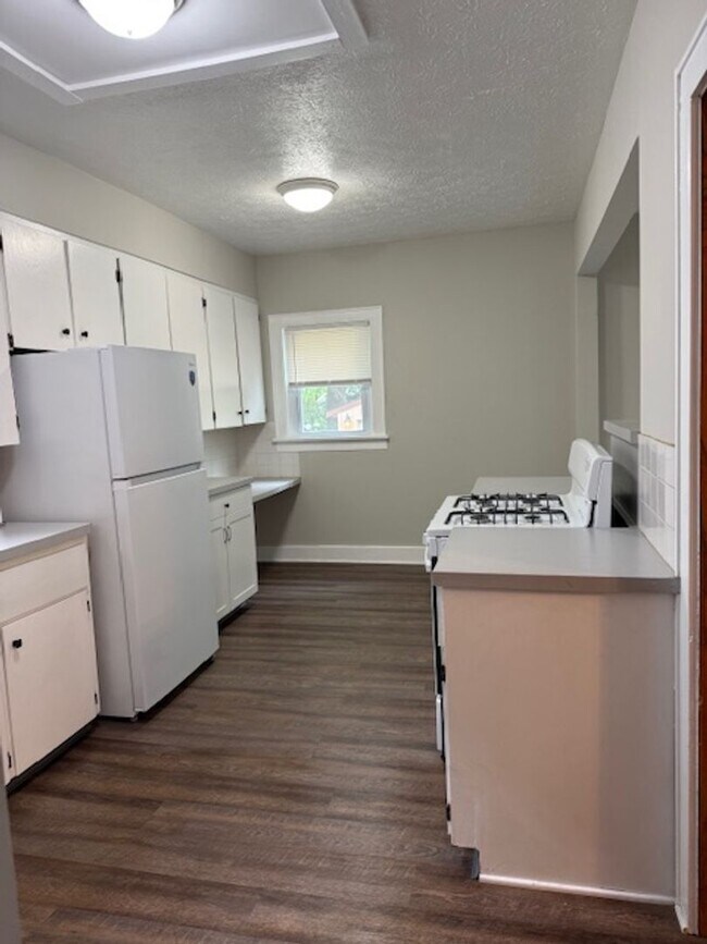Building Photo - Large 3 Bedroom home with 2 car garage