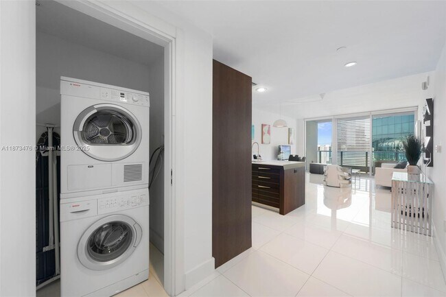 Building Photo - 200 Biscayne Blvd Way