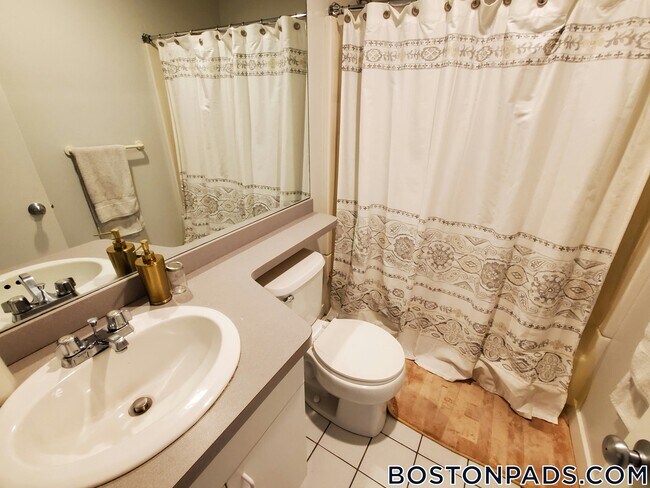 Foto del edificio - 1661 Washington St