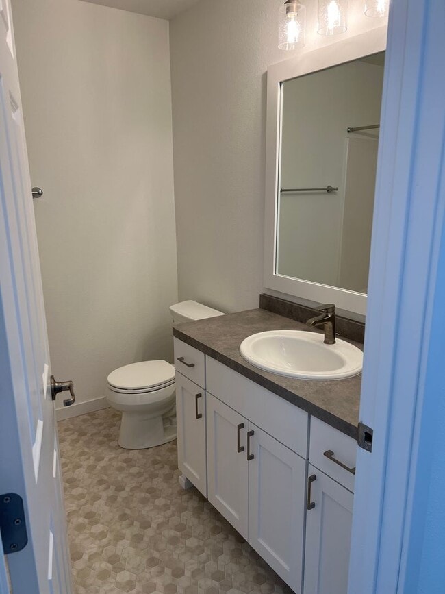 Building Photo - 4 Bedroom/3 Bathroom House