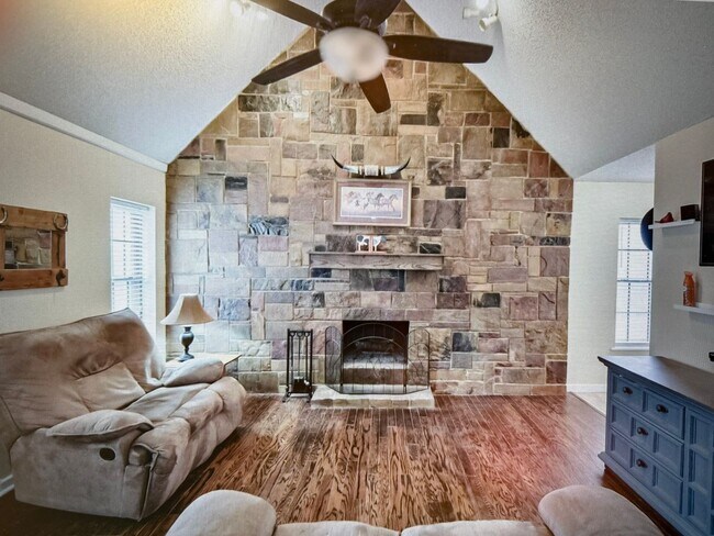 Foto del edificio - Move in special $500.00 Off 1st month rent!! Country style living on the hill but within the city