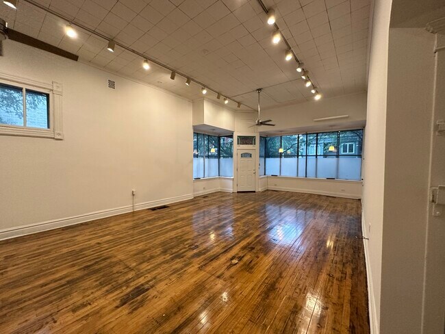 Building Photo - 1049 N Marshfield Ave