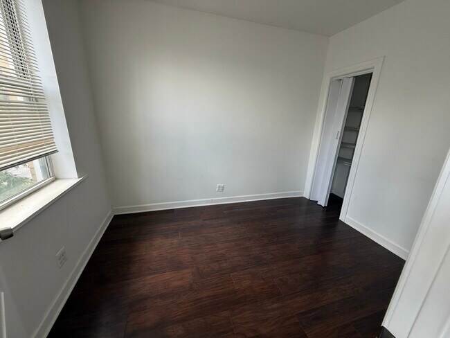 Foto del edificio - 3420 W Irving Park Rd