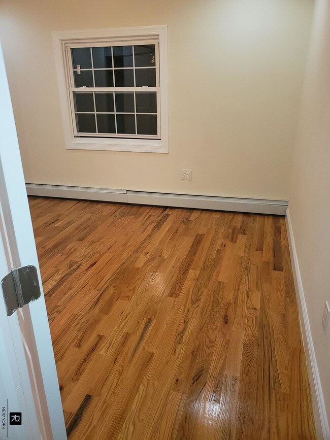 Foto del edificio - 3649 Olinville Avenue