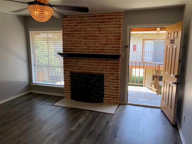 Building Photo - 2015 Bennett Ave