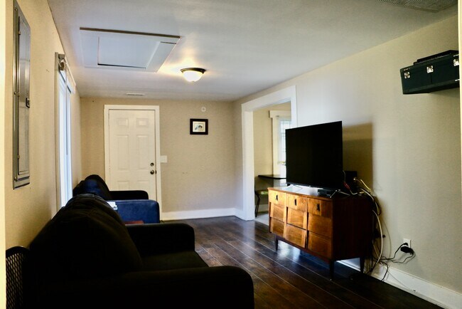 Foto del edificio - 114 Lucile St