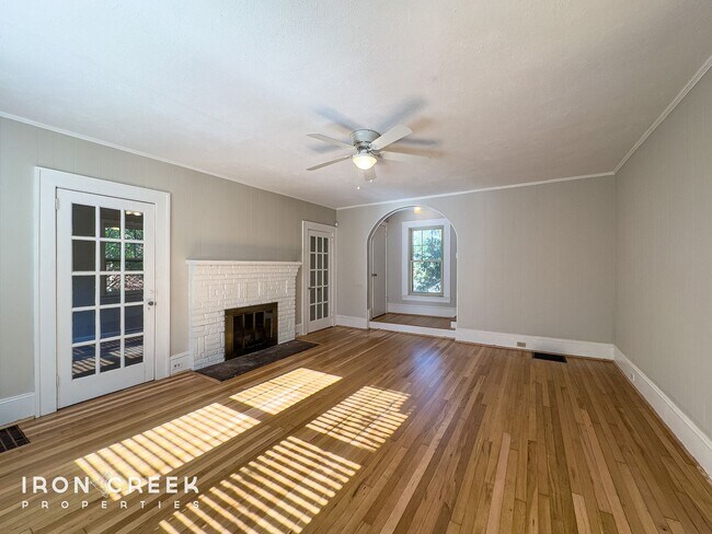 Building Photo - Charming Newly-Renovated Three-Bedroom in ...