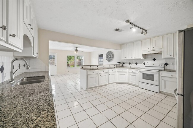 Building Photo - 6621 Westview Dr