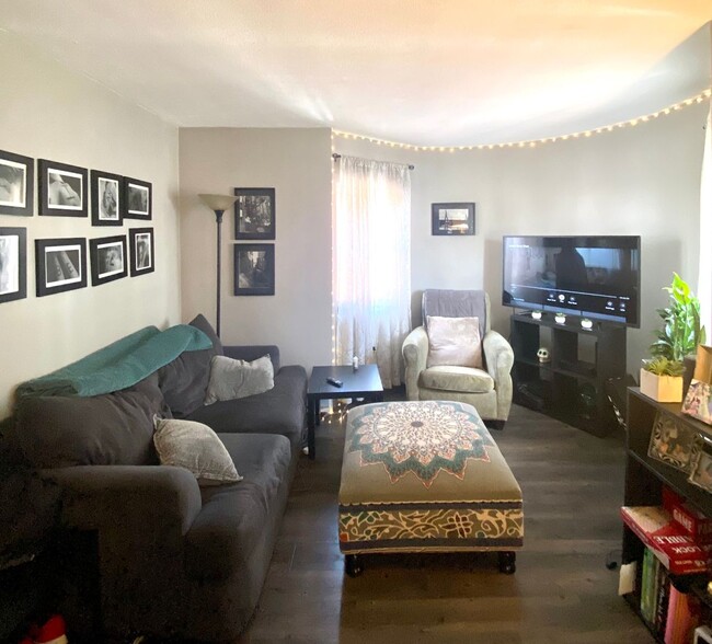 Interior Photo - 298-300 Meridian