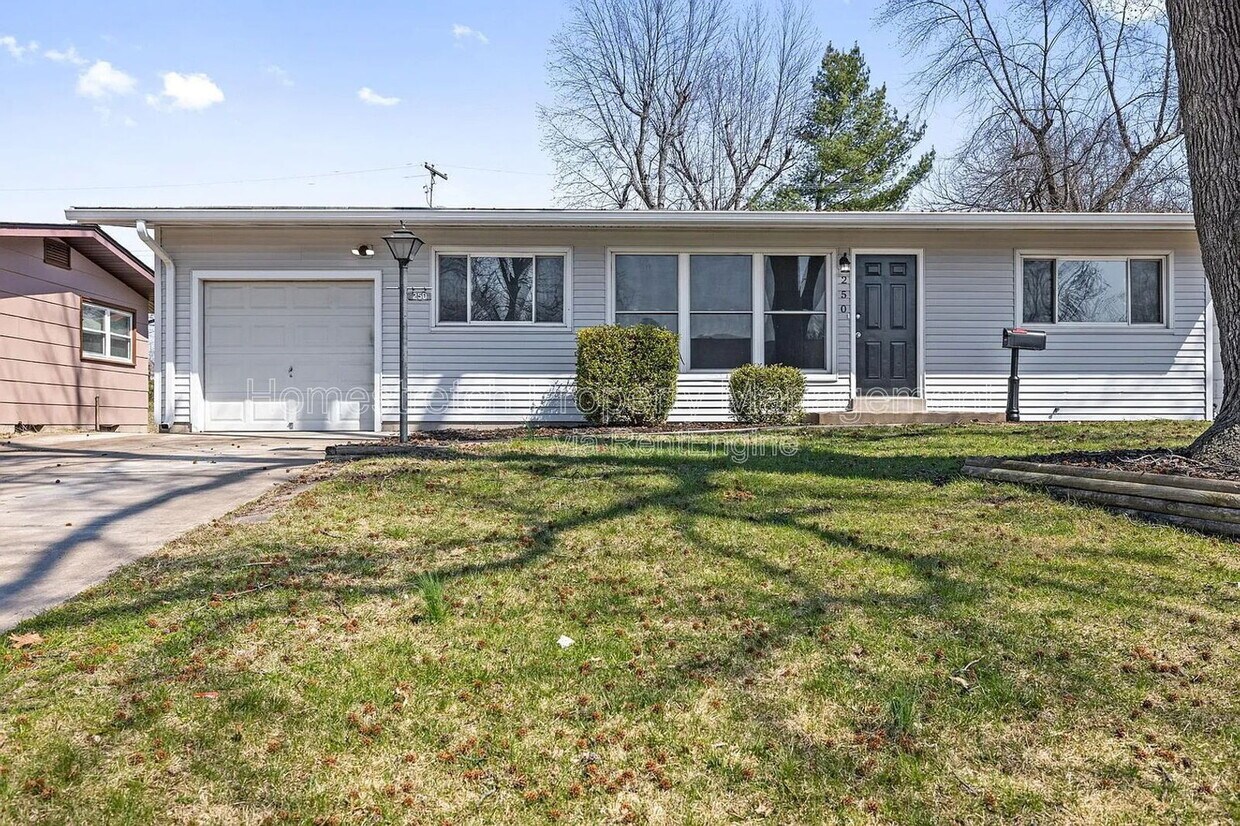 Primary Photo - 250 Coteau Ln