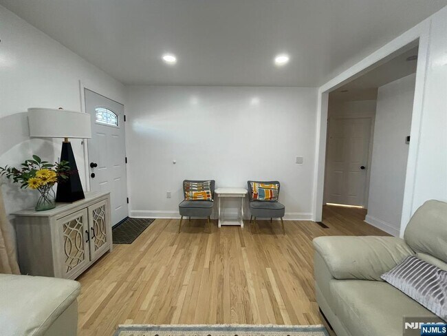 Building Photo - 11 Raymond Pl