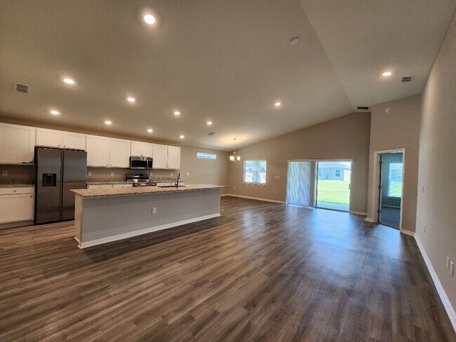 Foto del edificio - Like NEW!!! 4-Bedroom, 2-Bathroom in Villa...