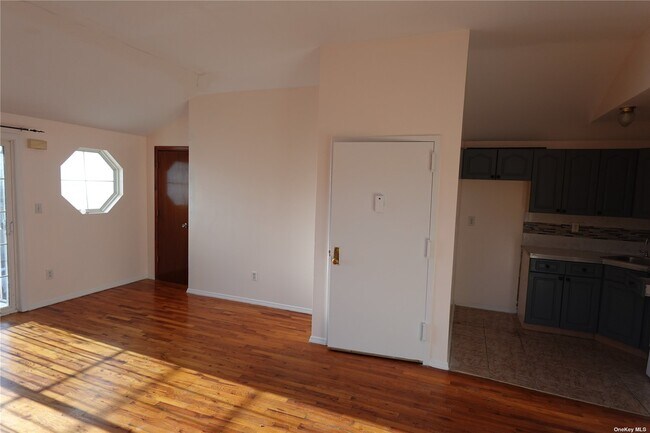 Building Photo - 1053 E 58th St