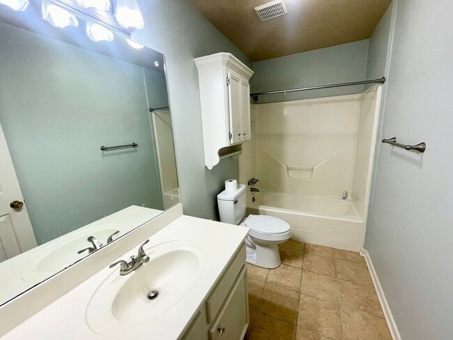 Building Photo - 3 Bedroom 2 Bathroom Home for Rent in the ...