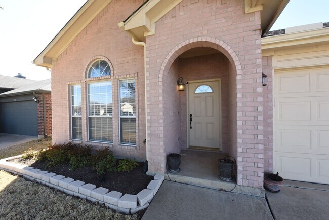 Building Photo - 3 Bedroom Home With Large Back Yard!