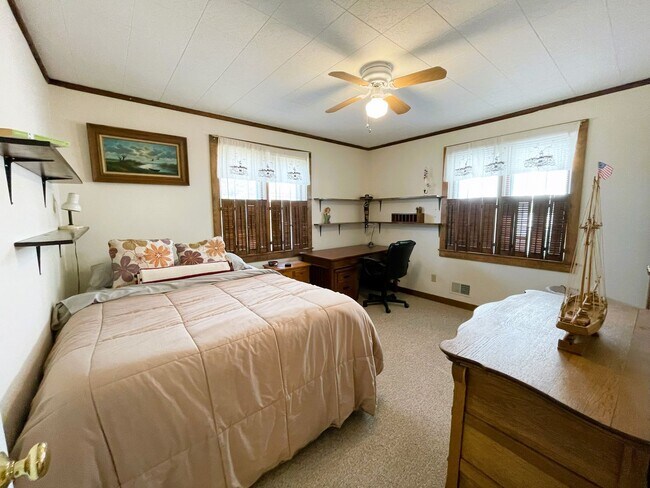Foto del edificio - 5 Bed 2 Bath Annual Rental