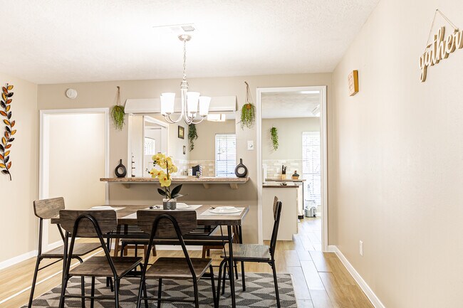 Foto del edificio - 823 Silverpines Rd