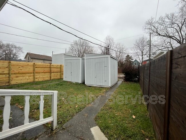 Building Photo - 2116 Woodlawn Ave