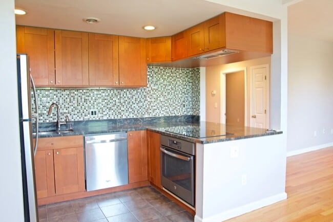 Building Photo - 390 Riverway