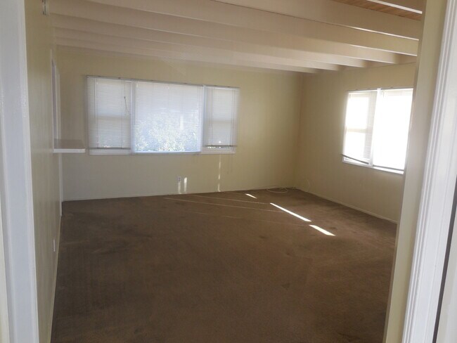 Living/Dining Area - 522 Clubhouse Ave