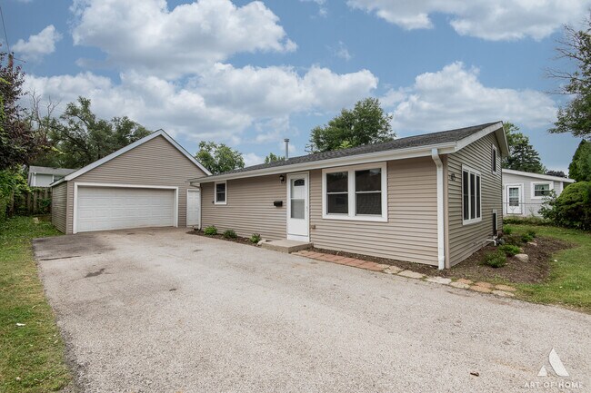 Building Photo - 425 Blackhawk Ave