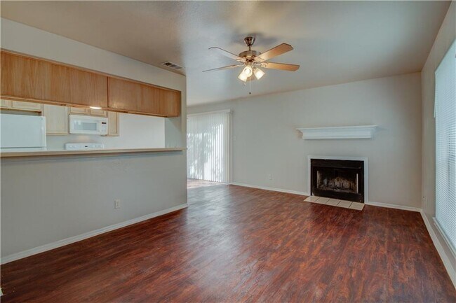 Building Photo - 2211 Creekside Ln