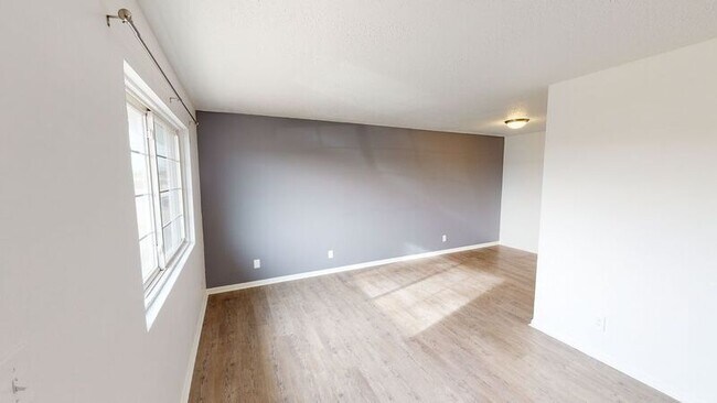 Building Photo - 209 SW Linden St