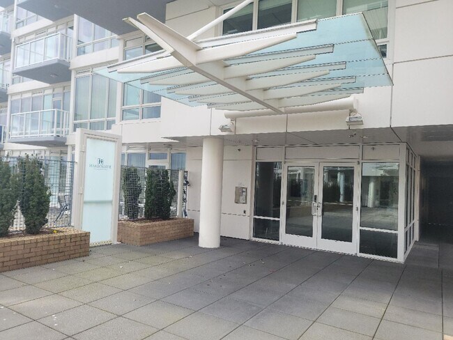 Building Photo - 2 Bedroom Condo in Harborside Condominiums