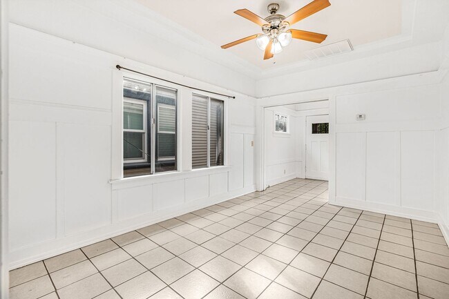 Building Photo - Charming 2-Bedroom Home with Spacious Back...