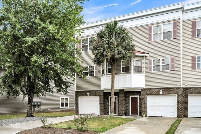 Foto del edificio - Spacious End Unit Townhome with a Flex Space!