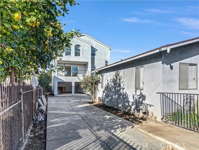 Building Photo - 1231 S Rowan Ave