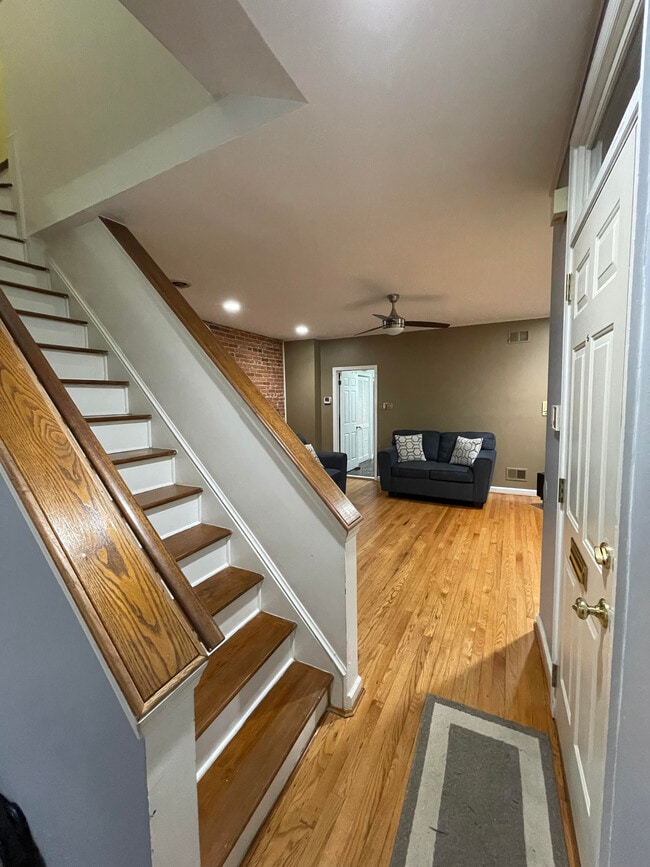 Entryway - 1914 5th St NW