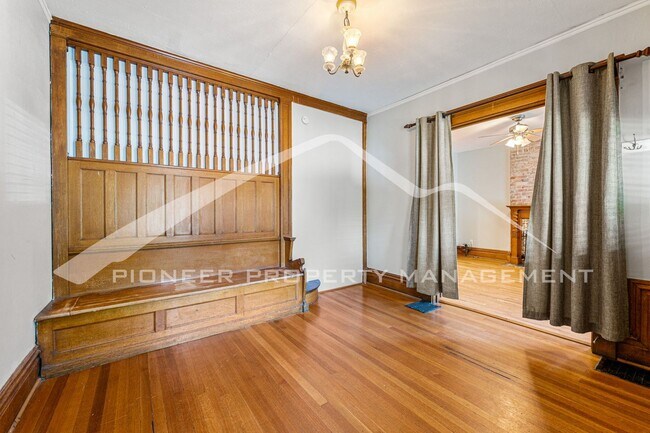 Foto del edificio - Charming condo with 1 Car Detached Garage!