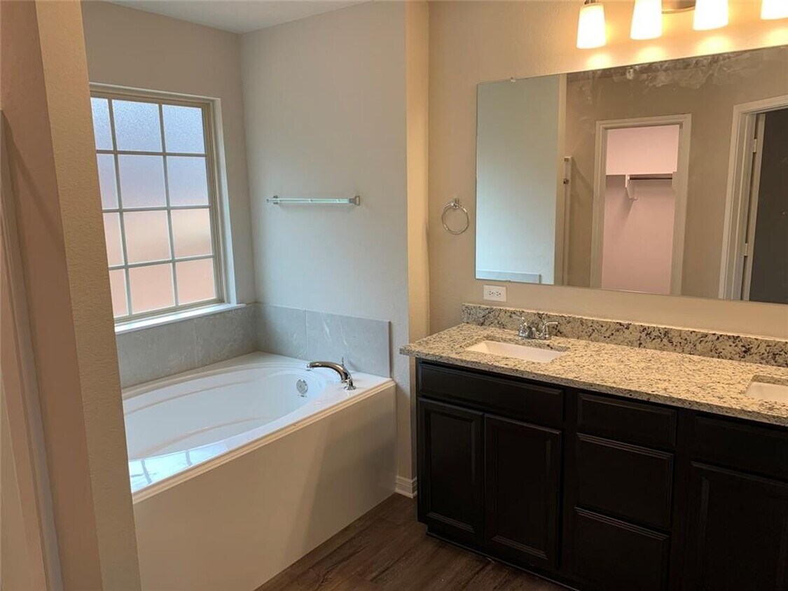 Foto principal - Coming Soon July 1, 2025 Move in LIKE NEW ...