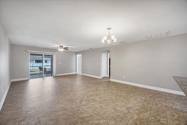 Foto del edificio - Duplex Unit For Rent In Port Charlotte