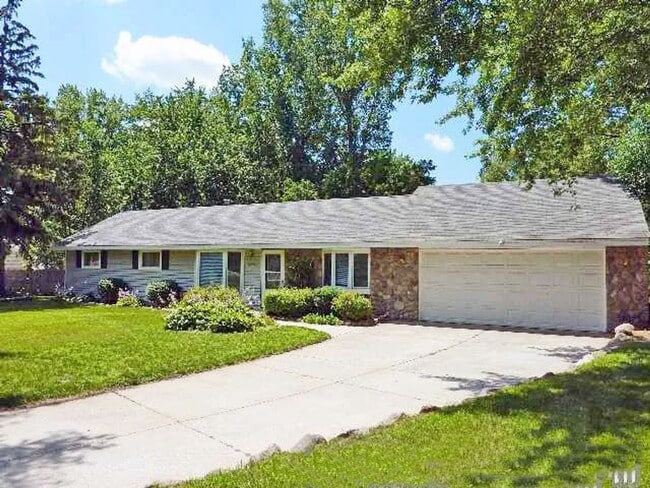 Building Photo - Updated Rambler in Perfect Coon Rapids Loc...