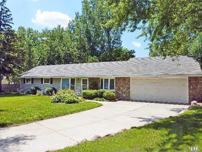 Foto del edificio - Updated Rambler in Perfect Coon Rapids Loc...