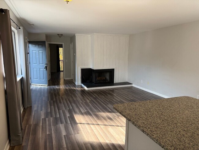Building Photo - RARE - Finley Forest Gem in Chapel Hill - 2 Bedrooms – Available Dec 1!