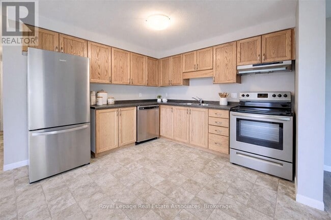 Building Photo - 32 Hackberry St