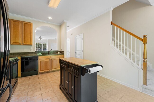 Foto del edificio - WOW!! - Location and Space, LARGE townhome  Close to everything