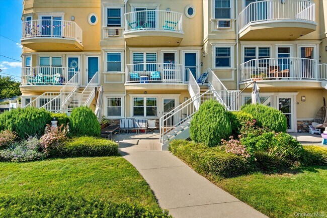 Foto del edificio - 100-12 Shore Front Pkwy