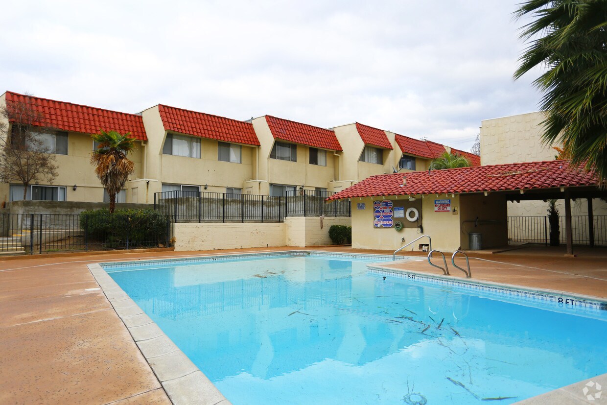 Country Club Vista Apartments Bakersfield, CA