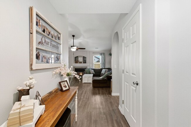 Foto del edificio - 3 Bedroom | 2 Bathroom | 2 Car Garage | Nixa Schools| Fireplace | Fenced yard | Solar Panels!