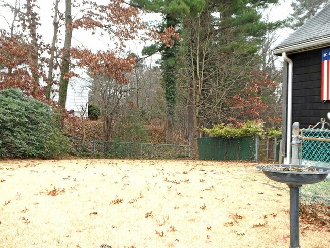 Building Photo - 138 Elm St