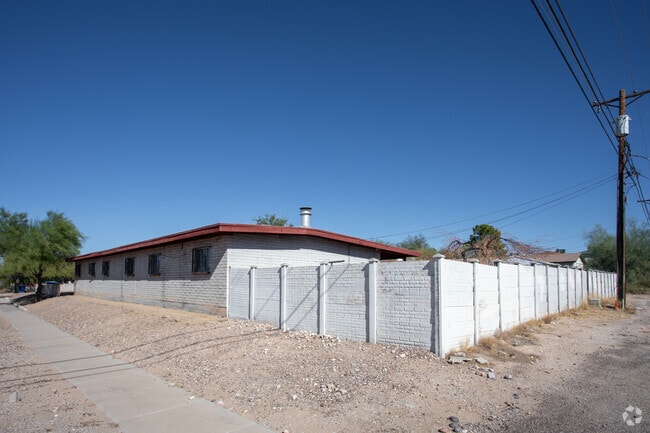 Photo - 602-610 E Lester St Apartments