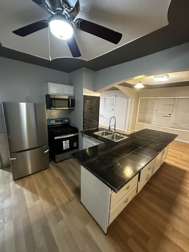 Building Photo - 435 S Poplar Ave