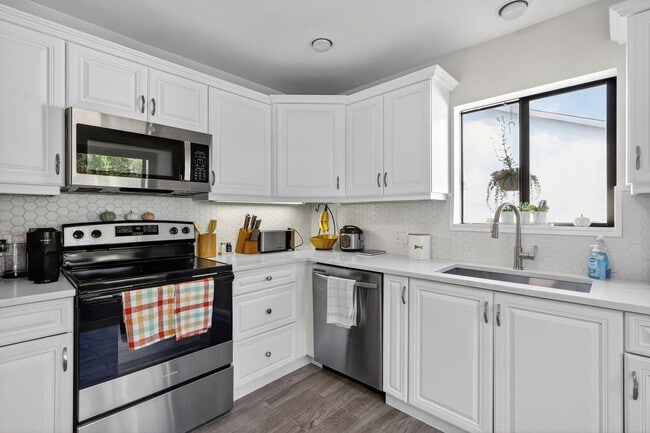 Building Photo - 235 SW 29th Ave