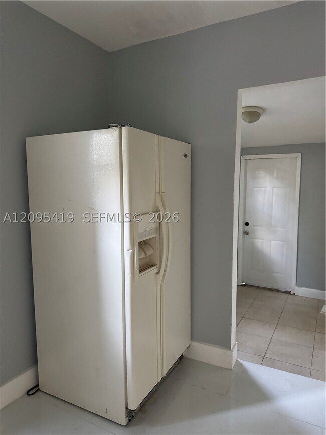 Foto del edificio - 585 NE 163rd St